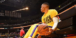 威少怎么交易到湖人的