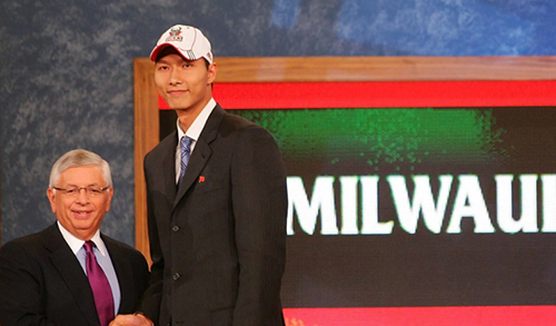 易建联是哪一年的NBA选秀