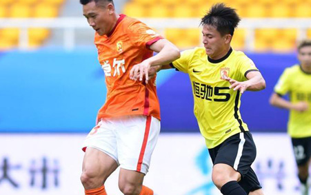 中超：武汉长江2比1险胜广州FC 卡耶维奇福布斯破门