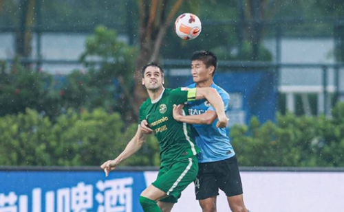 中超：浙江FC2比0击败大连人 解围不慎自摆乌龙