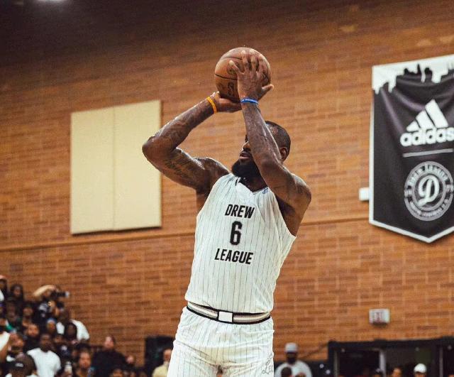 休赛期的老詹也能单场狂砍42分