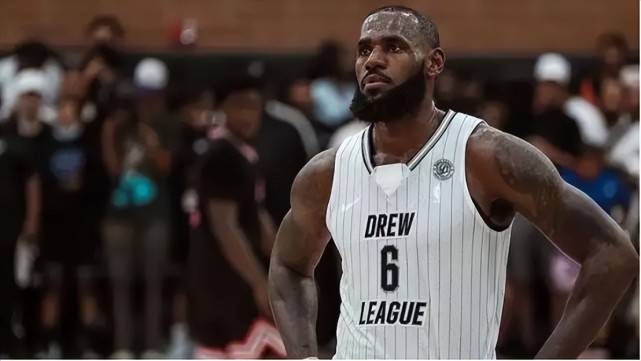 詹皇被指在德鲁联赛打球很脏