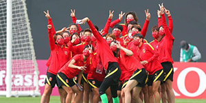 中国女足冲击东亚杯冠军 冠军奖杯势在必得