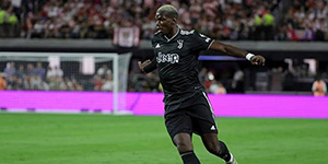 博格巴受什么伤