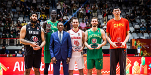 周琦经纪人现身洛杉矶