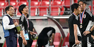 2022东亚杯奖杯开裂 日本工作人员集体修复