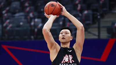 易建联与广东男篮以C类合同续约一年 “大哥”再战1年