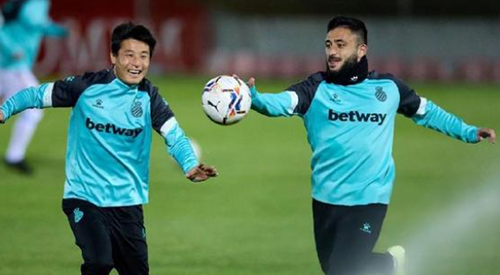 海港外援巴尔加斯开通微博并秀视频动态：武磊，我来了