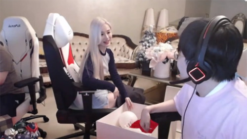 姿态和谁求婚了
