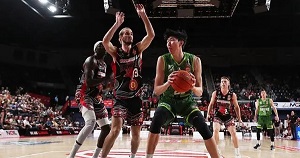 周琦重回东南墨尔本凤凰队与球队签约一年