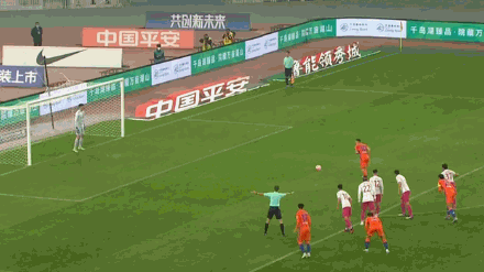 中超24轮：山东泰山2-0上海申花 莫伊塞斯点射宋龙破门