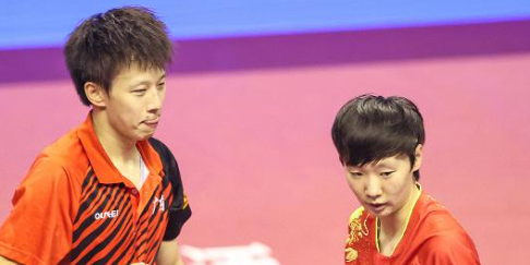 问鼎全锦赛混双冠军 林高远王曼昱互戴奖牌