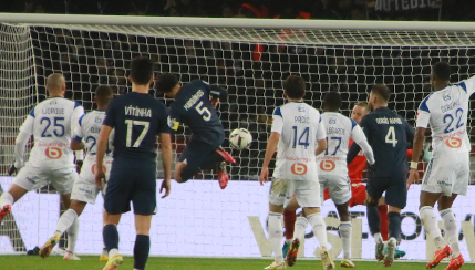 法甲第16轮：巴黎圣日耳曼2-1斯特拉斯堡 内马尔吃红牌