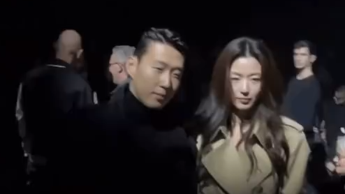 全智贤孙兴慜时装周同框 跨界联动