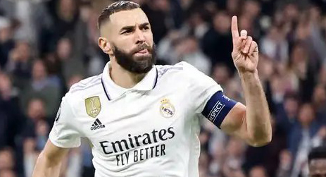 欧冠1/8决赛：皇家马德里1-0利物浦 本泽马进球+伤退