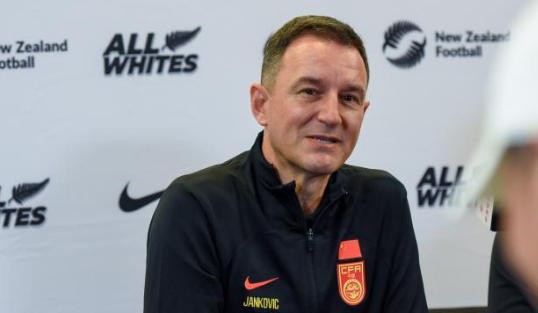 足球友谊赛男足队员状态良好 全力争胜