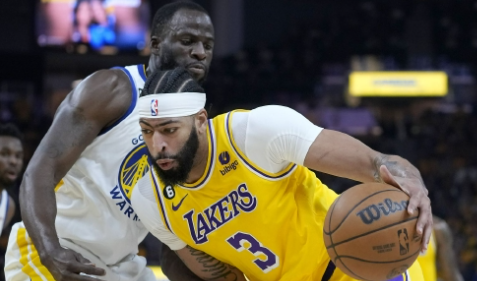 浓眉因头部被肘末节伤退 坐轮椅离开球员