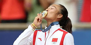 郑钦文用的哪款球拍